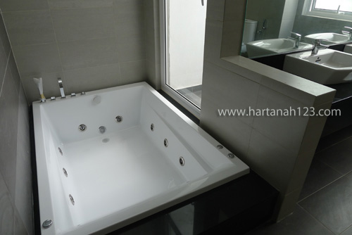 master bedroom bath with jacuzzi